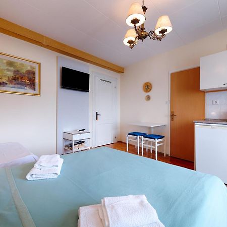 Mira Sea Front Guesthouse Komiza Ruang foto