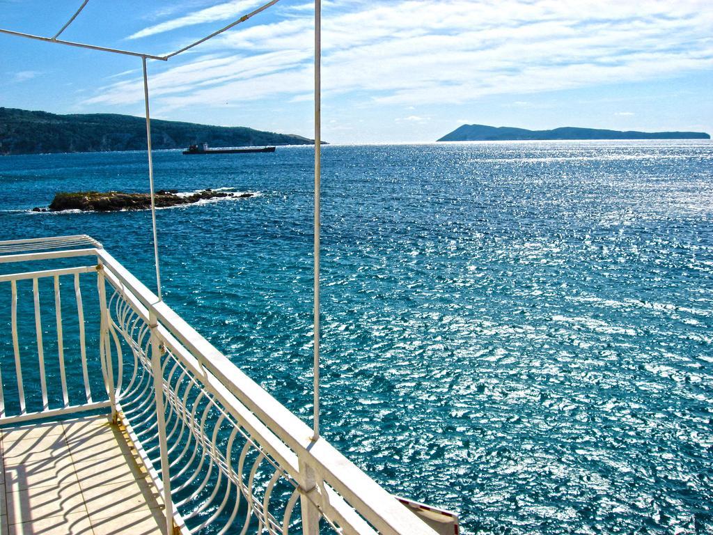 Mira Sea Front Guesthouse Komiza Bagian luar foto