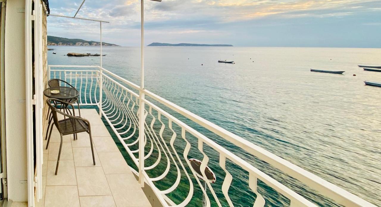 Mira Sea Front Guesthouse Komiza Bagian luar foto