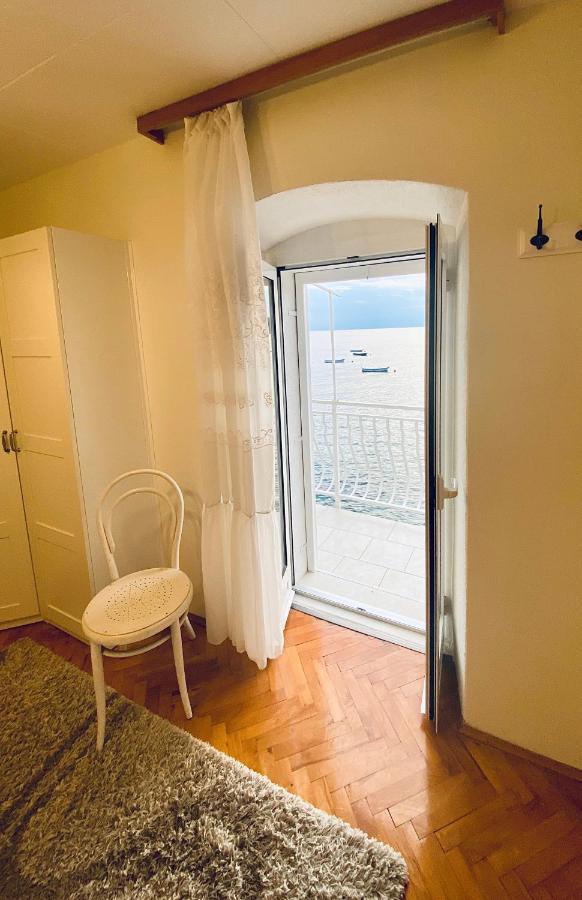 Mira Sea Front Guesthouse Komiza Bagian luar foto