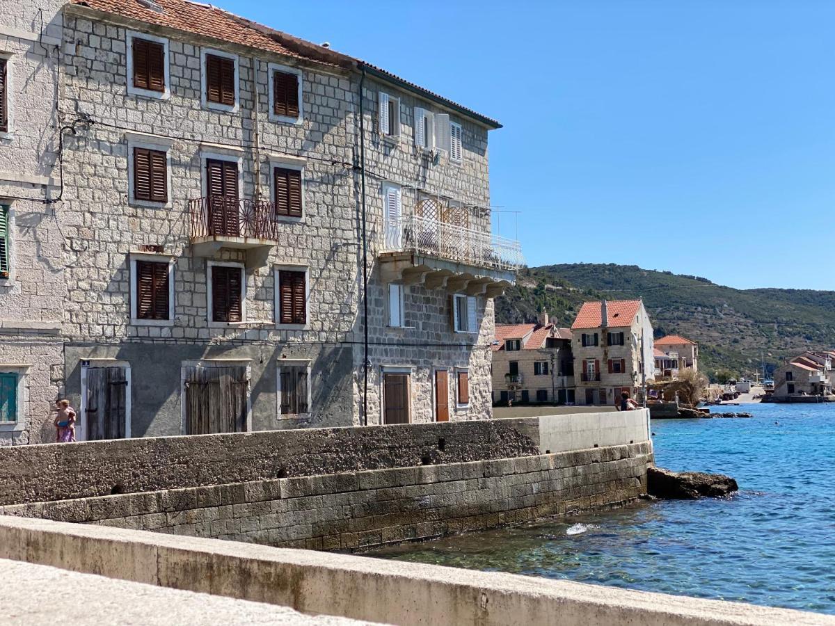 Mira Sea Front Guesthouse Komiza Bagian luar foto