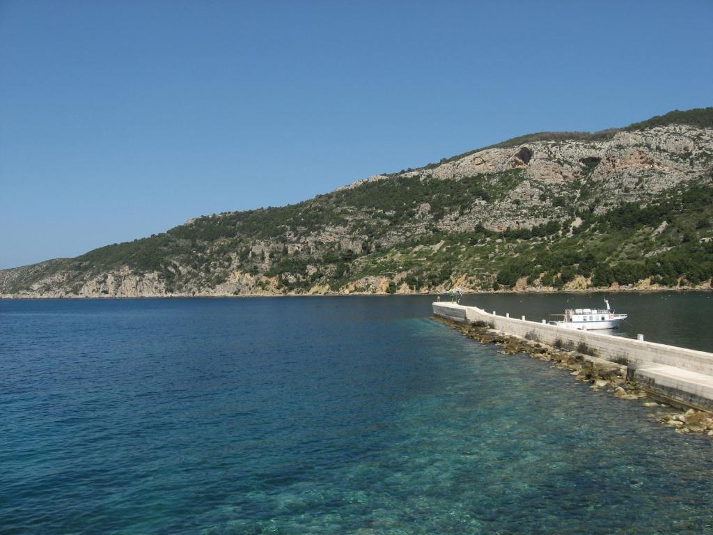 Mira Sea Front Guesthouse Komiza Bagian luar foto