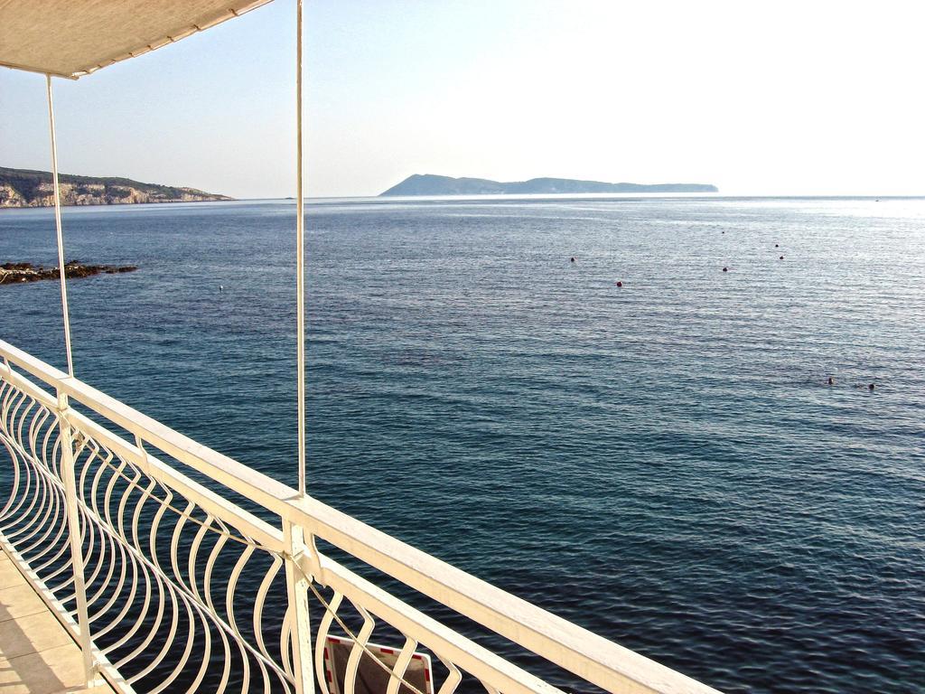 Mira Sea Front Guesthouse Komiza Bagian luar foto