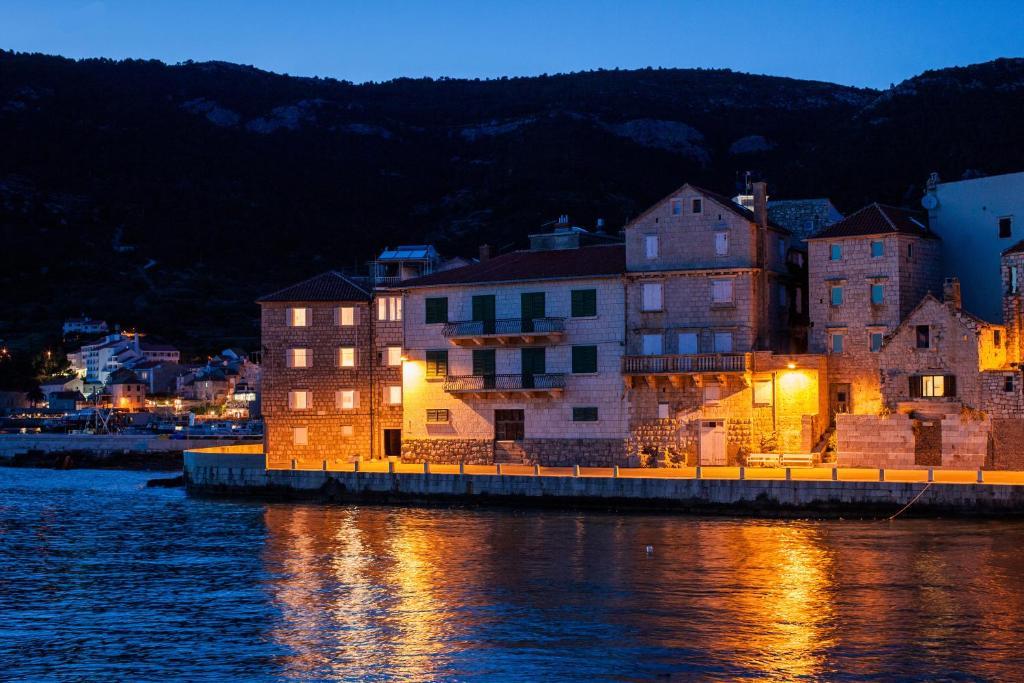 Mira Sea Front Guesthouse Komiza Bagian luar foto