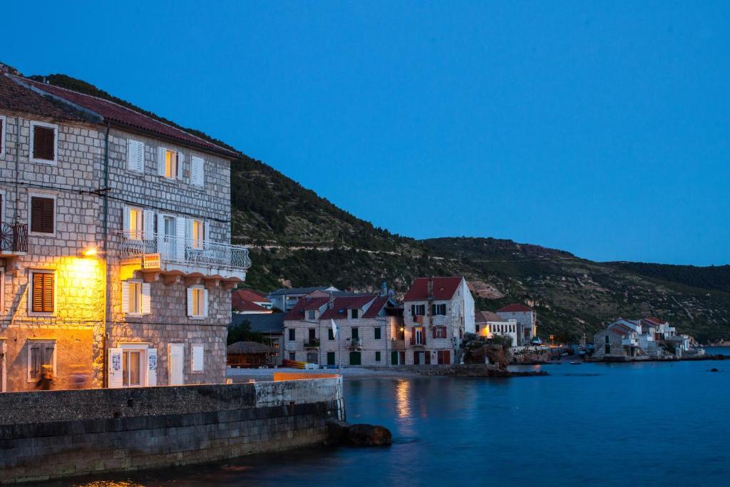 Mira Sea Front Guesthouse Komiza Bagian luar foto