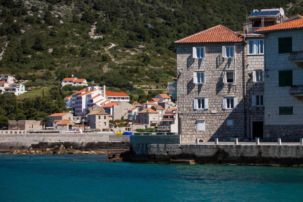 Mira Sea Front Guesthouse Komiza Bagian luar foto