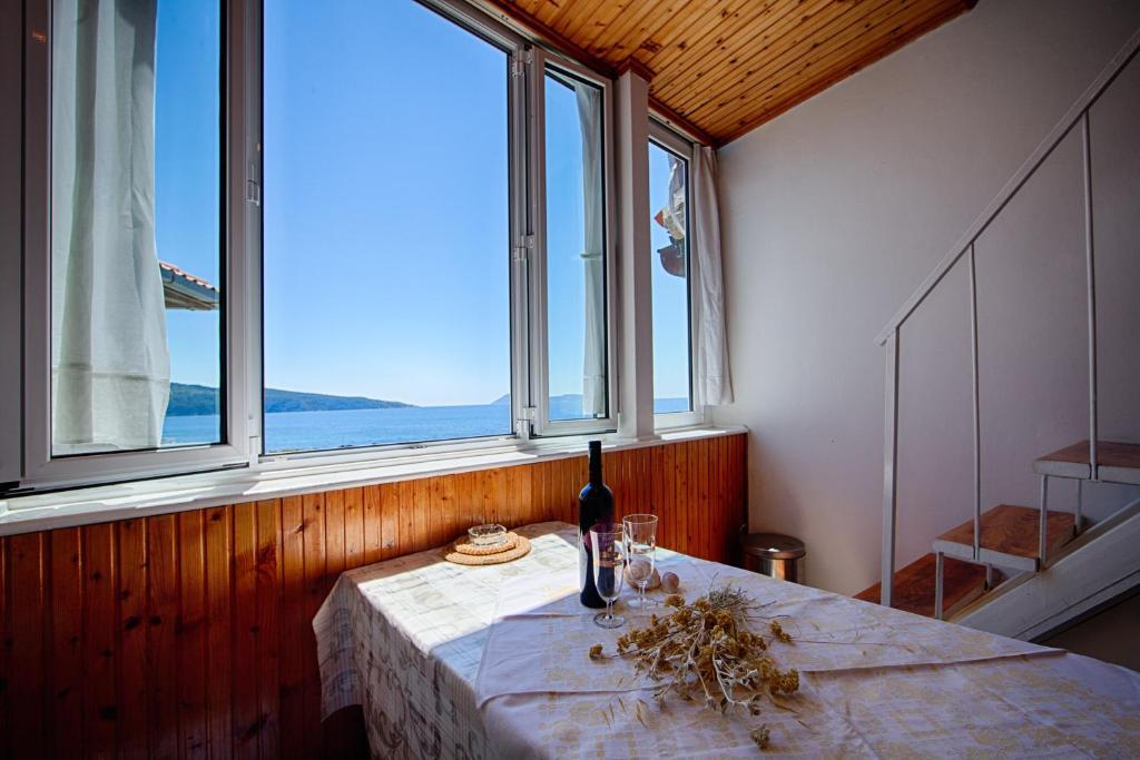 Mira Sea Front Guesthouse Komiza Bagian luar foto