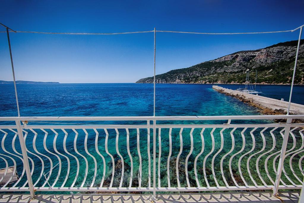Mira Sea Front Guesthouse Komiza Bagian luar foto