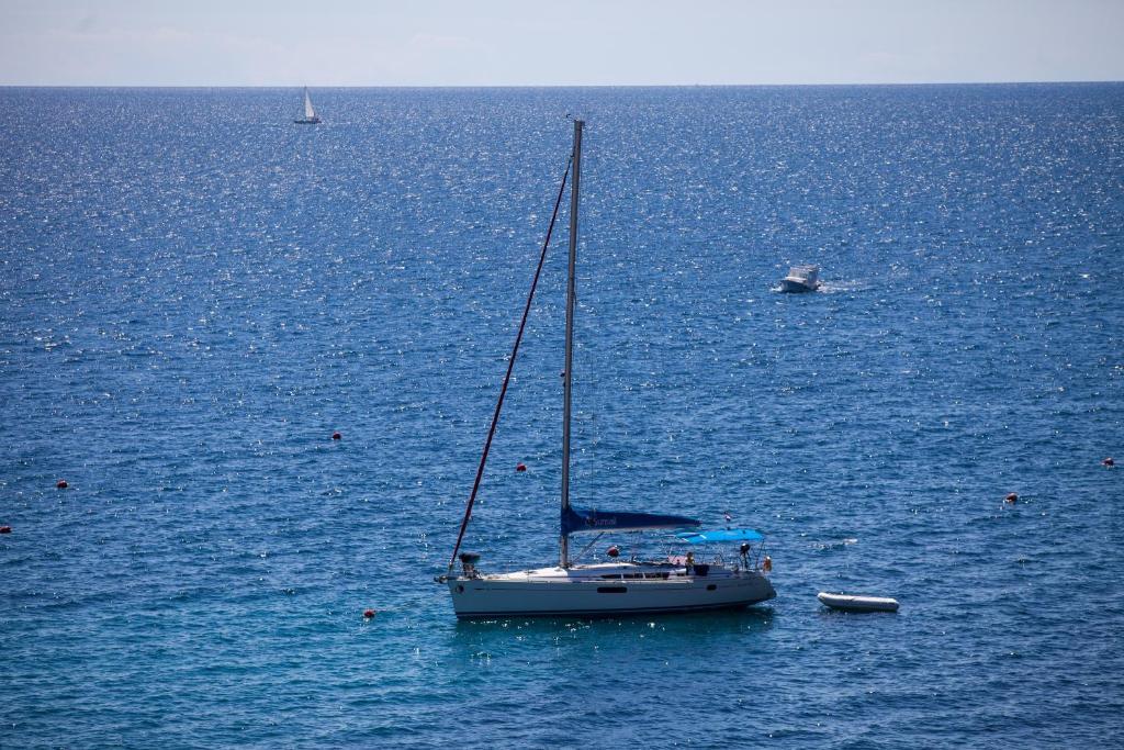 Mira Sea Front Guesthouse Komiza Bagian luar foto