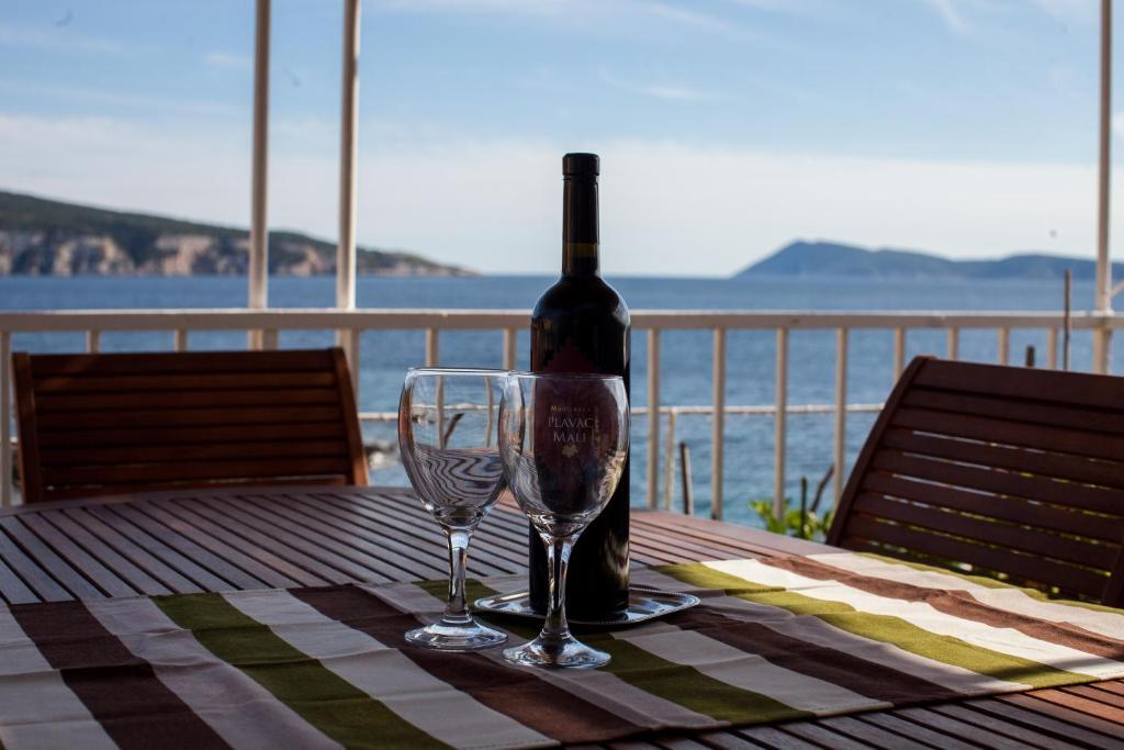 Mira Sea Front Guesthouse Komiza Bagian luar foto