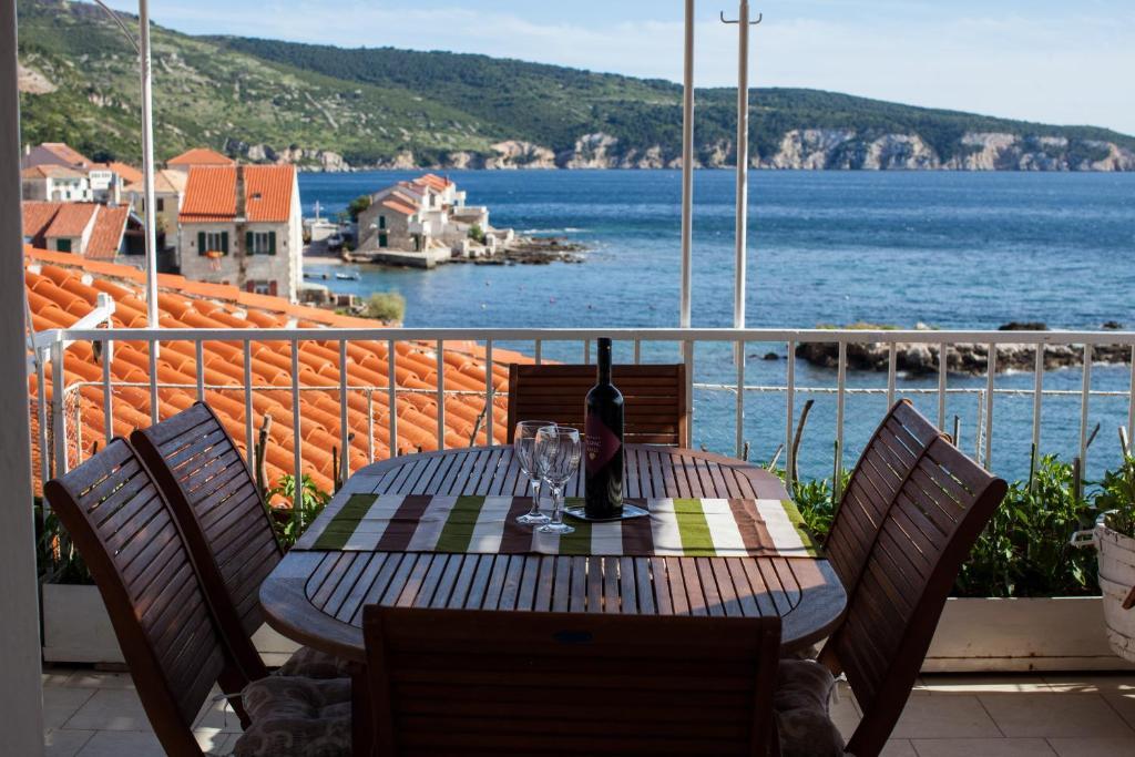 Mira Sea Front Guesthouse Komiza Bagian luar foto