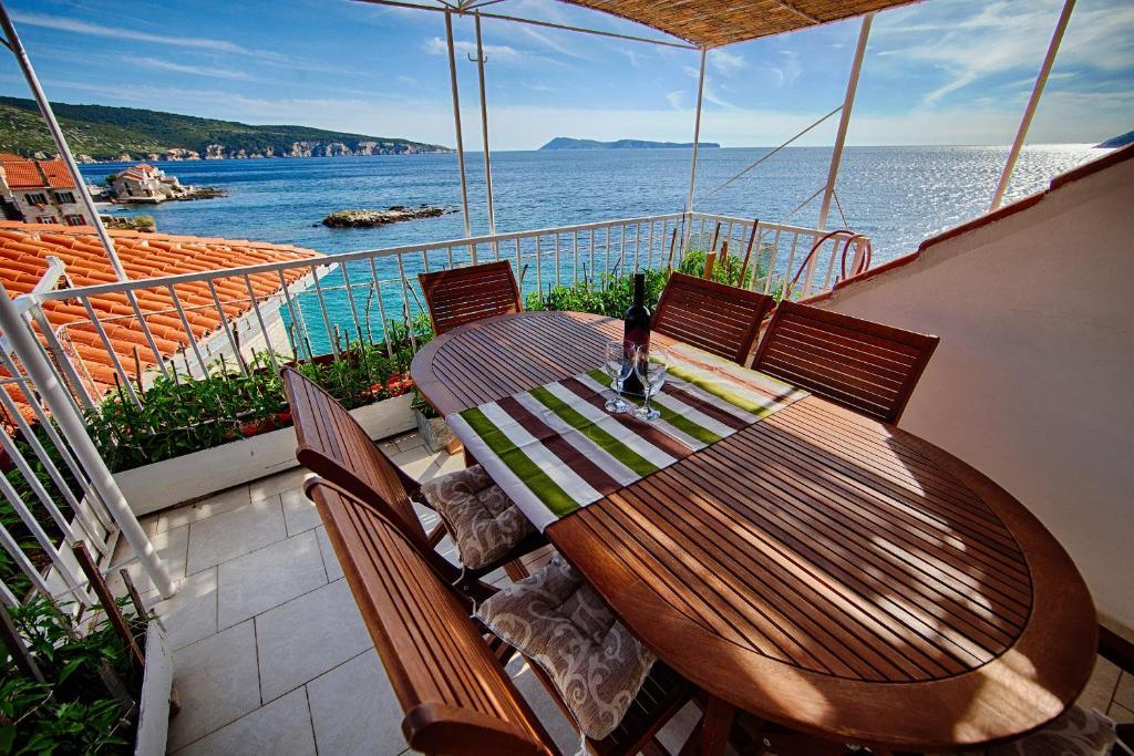 Mira Sea Front Guesthouse Komiza Bagian luar foto