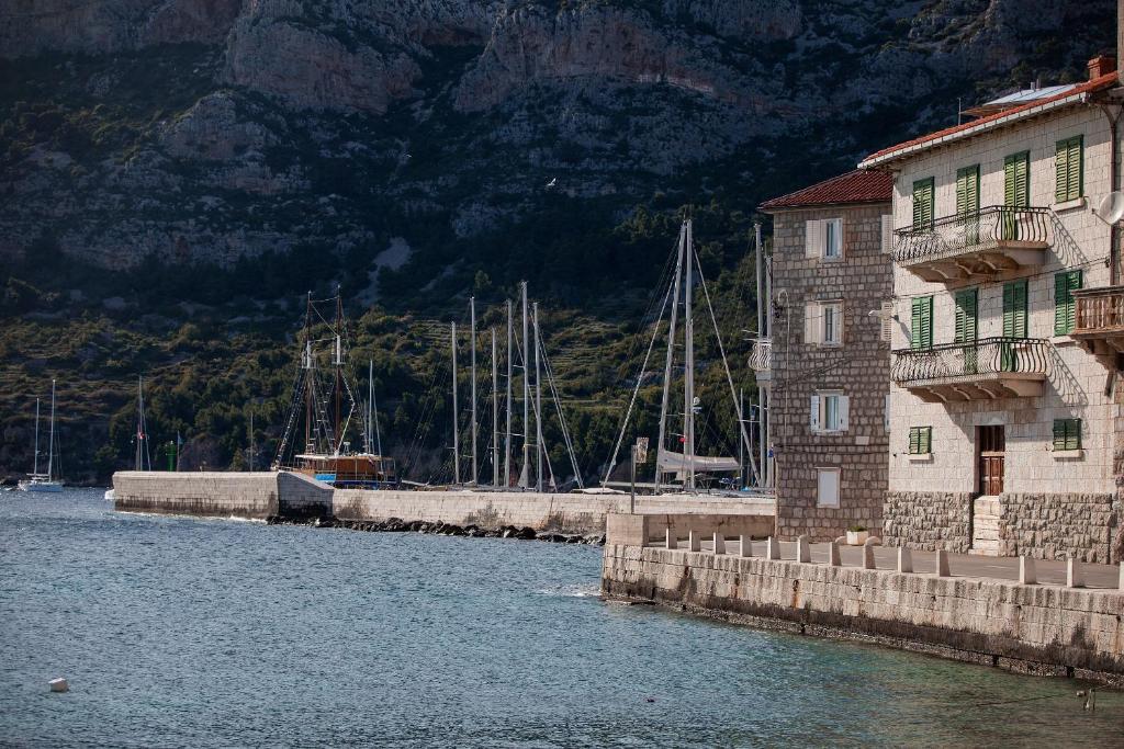 Mira Sea Front Guesthouse Komiza Bagian luar foto