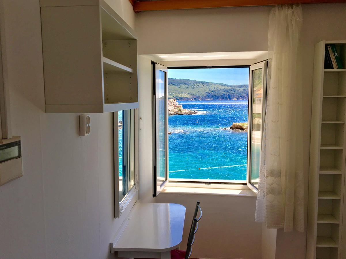Mira Sea Front Guesthouse Komiza Bagian luar foto