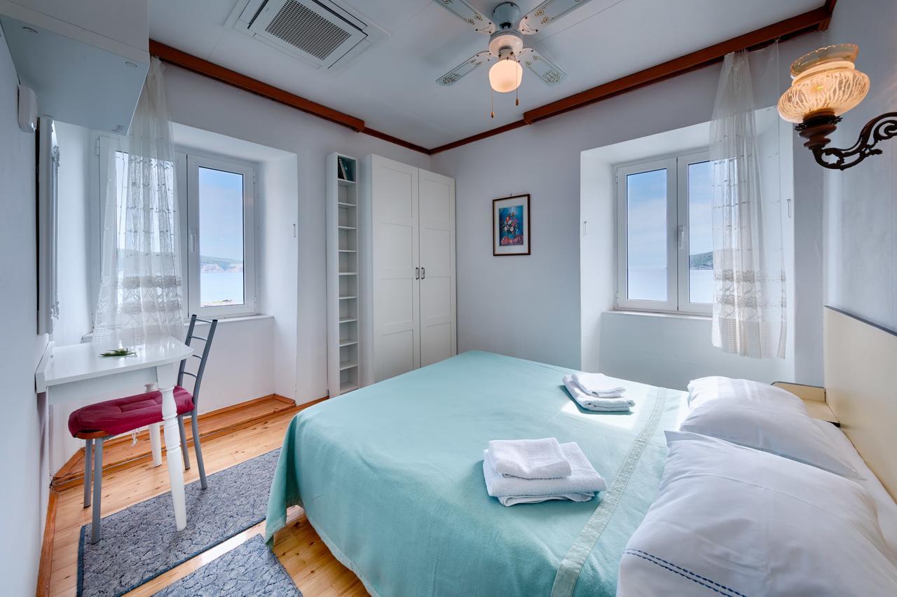 Mira Sea Front Guesthouse Komiza Bagian luar foto