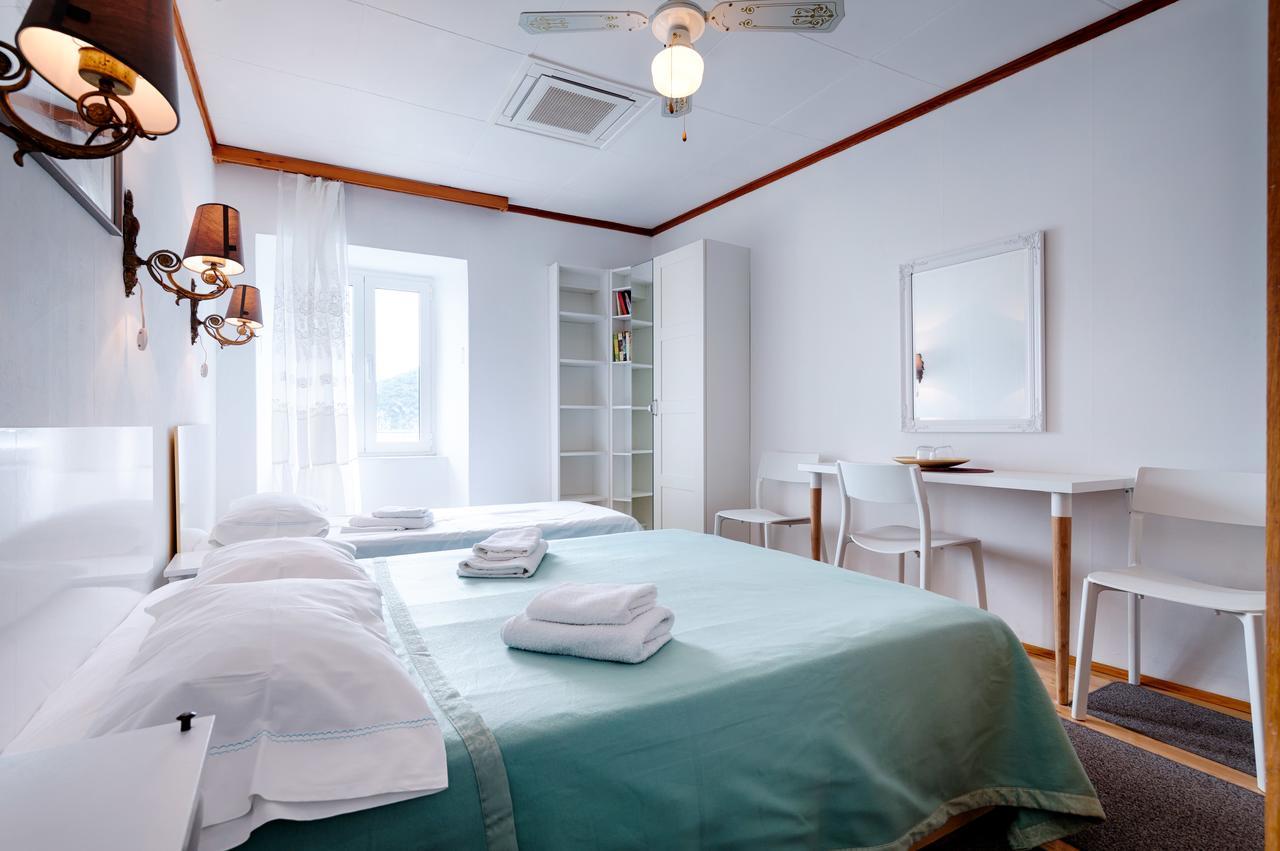 Mira Sea Front Guesthouse Komiza Bagian luar foto