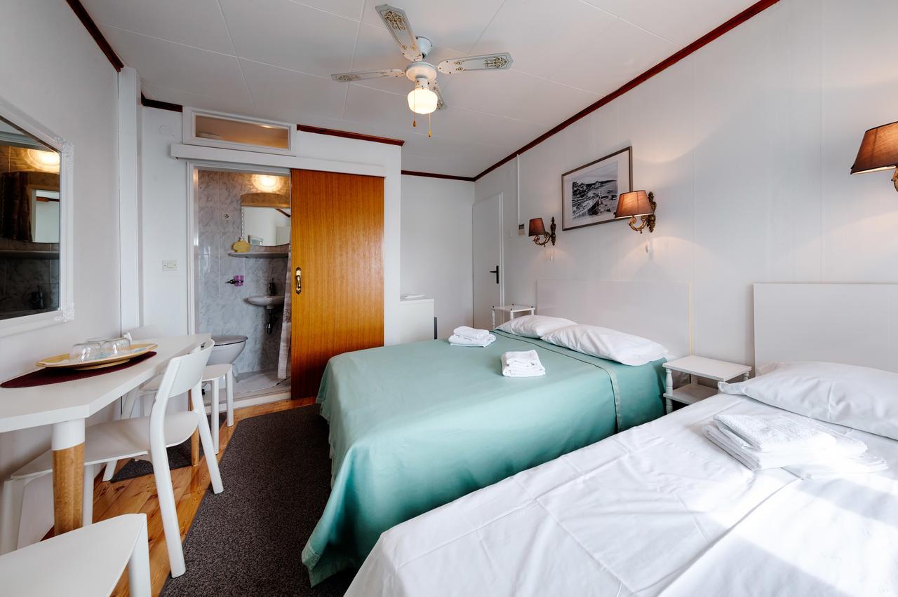 Mira Sea Front Guesthouse Komiza Bagian luar foto