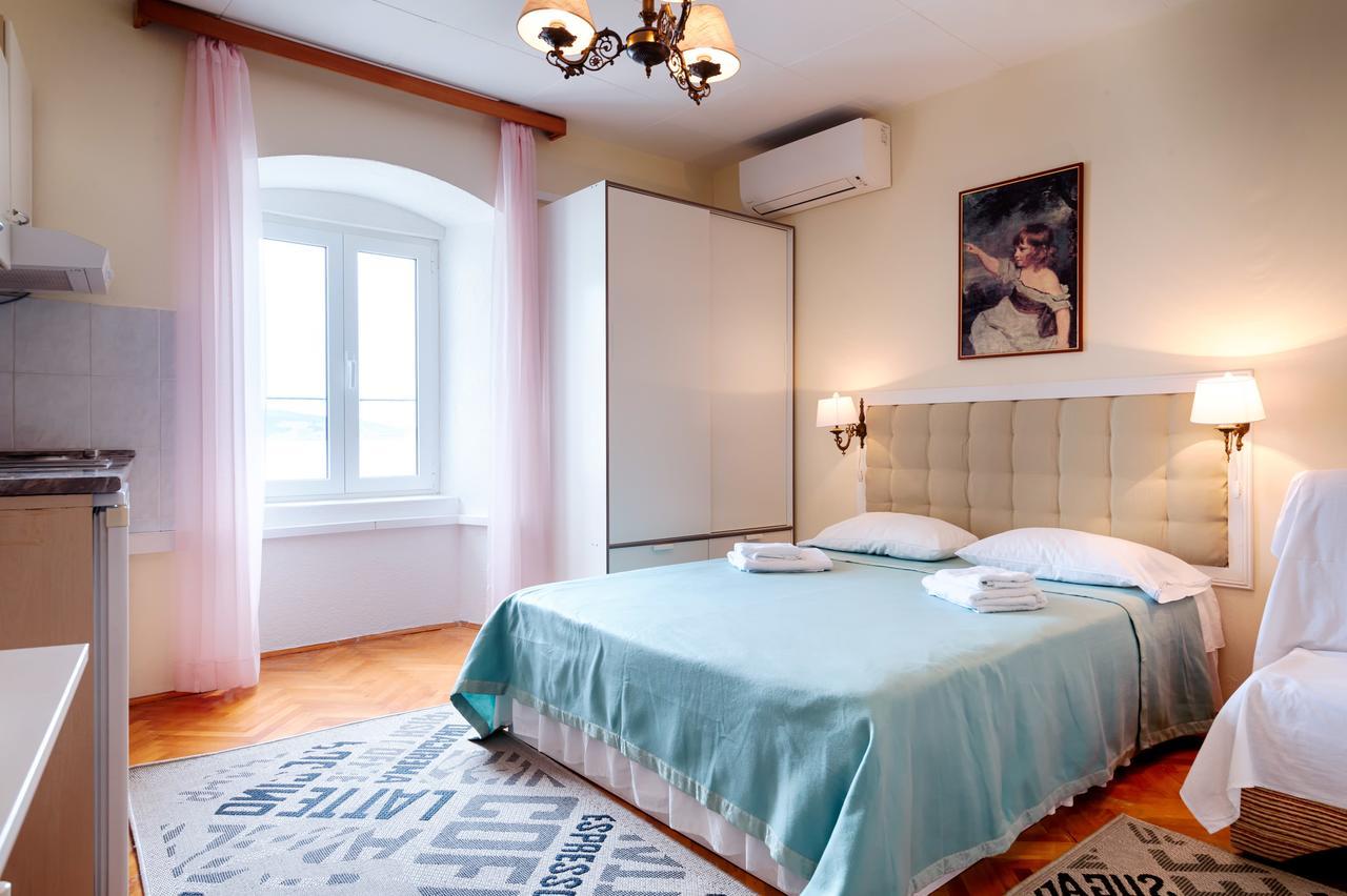 Mira Sea Front Guesthouse Komiza Bagian luar foto