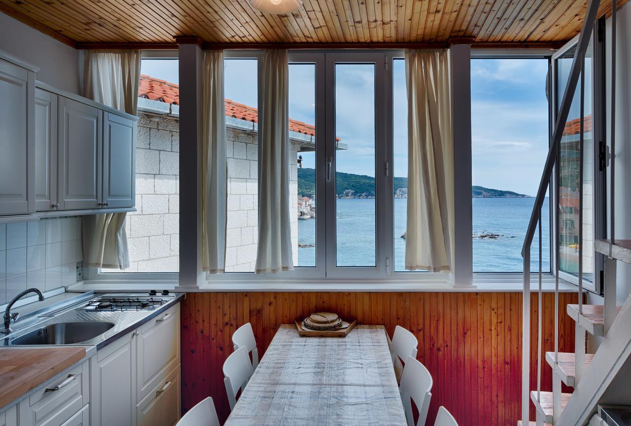 Mira Sea Front Guesthouse Komiza Bagian luar foto