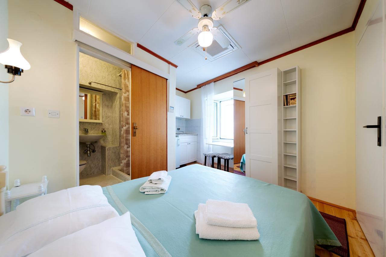 Mira Sea Front Guesthouse Komiza Bagian luar foto