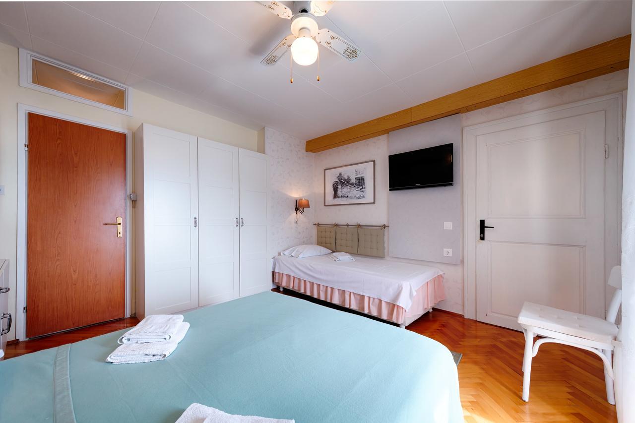 Mira Sea Front Guesthouse Komiza Bagian luar foto