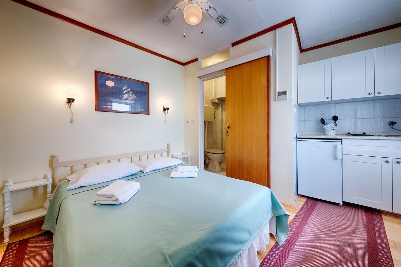 Mira Sea Front Guesthouse Komiza Bagian luar foto