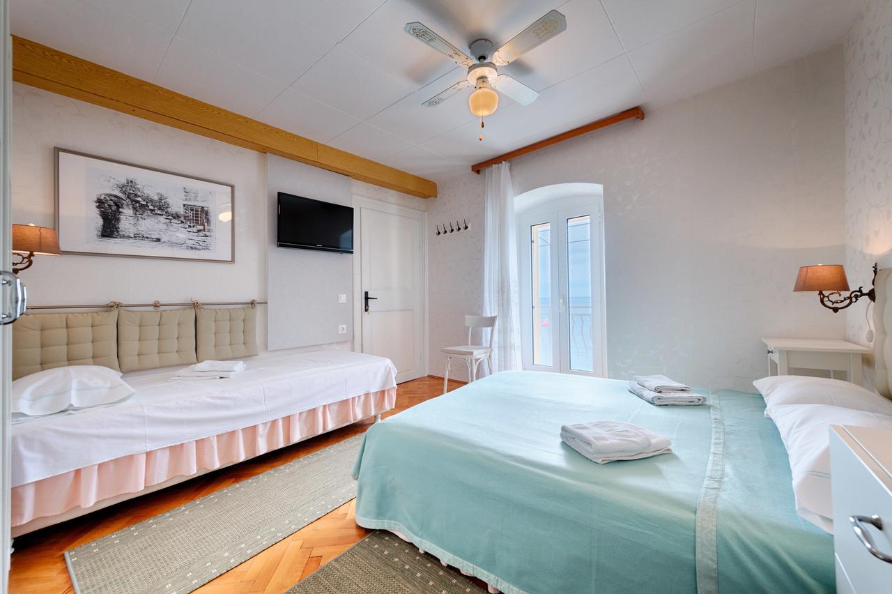 Mira Sea Front Guesthouse Komiza Bagian luar foto